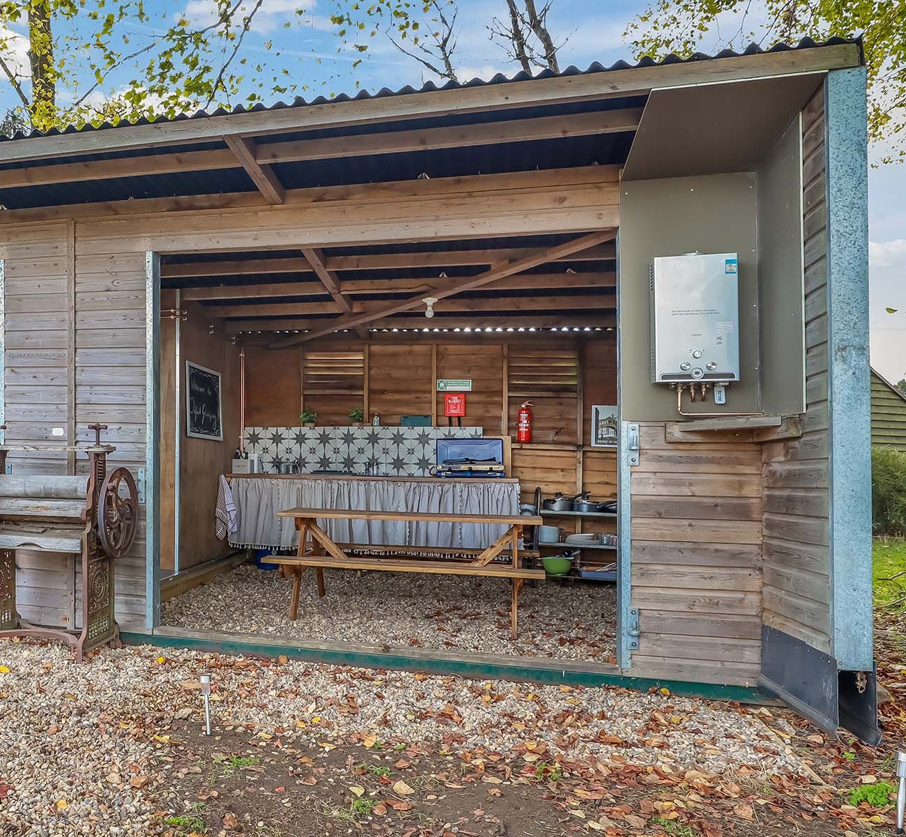 Oxford Glamping kitchen and eating area